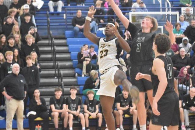 Franklin County's boys basketball team closes out game against Western Hills for 72-52 win